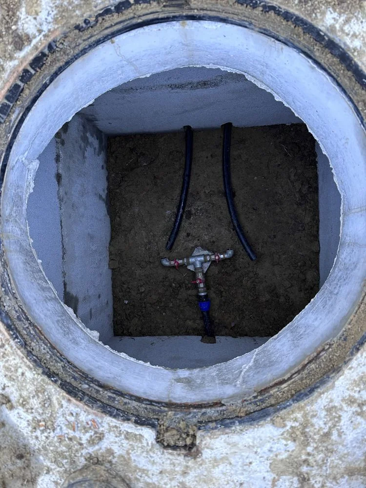Conducte și îmbinări în interiorul unui cămin rotund de beton